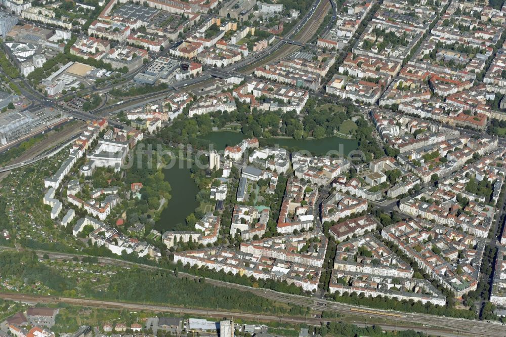 Berlin aus der Vogelperspektive: Panorama- Stadtansicht am See- Ufer des Lietzensees in Berlin