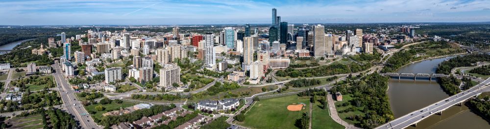 Luftbild Edmonton - Panorama Stadtansicht am Ufer des Flußverlaufes North Saskatchewan River in Edmonton in Alberta, Kanada