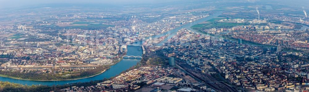 Mannheim von oben - Panorama Stadtansicht am Ufer des Flußverlaufes des Rhein zwischen Ludwigshafen und Mannheim im Bundesland Baden-Württemberg, Deutschland