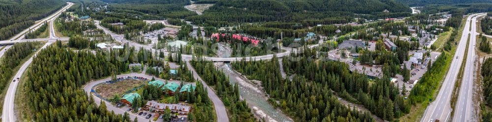 Luftbild Lake Louise - Panorama Stadtansicht mit umgebender Berglandschaft Lake Louise in Lake Louise in Alberta, Kanada