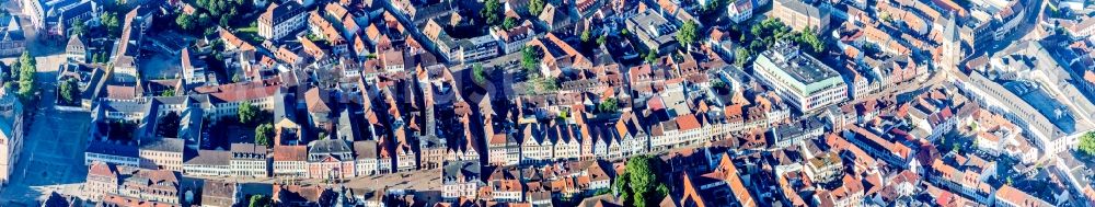 Luftaufnahme Speyer - Panorama der Straßenführung der bekannten Flaniermeile und Einkaufsstraße Maximilianstraße vom Dom zum Altpörtel in Speyer im Bundesland Rheinland-Pfalz, Deutschland