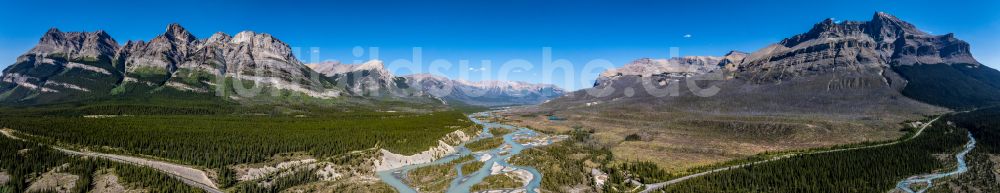 Luftaufnahme Saskatchewan River Crossing - Panorama Uferbereiche am Flußverlauf North Saskatchewan River in Canadian Rocky Mountains in Saskatchewan River Crossing in Alberta, Kanada