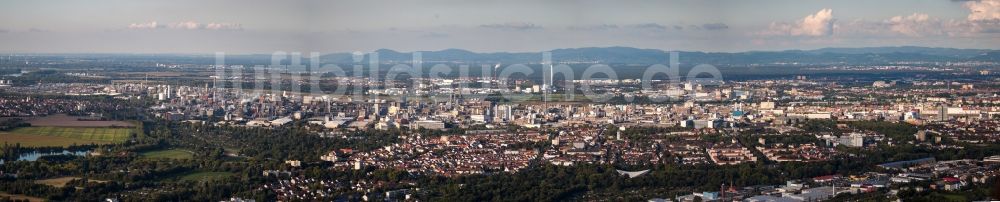 Luftaufnahme Ludwigshafen am Rhein - Panorama Werksgelände des Chemieproduzenten BASF im Hintergrund des Stadtteils Friesenheim in Ludwigshafen am Rhein im Bundesland Rheinland-Pfalz, Deutschland