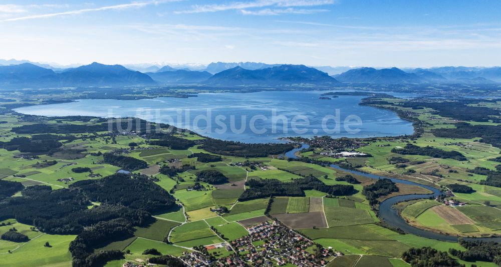 Luftaufnahme Seeon-Seebruck - Panoramablick über den gesamten Chiemsee in Seeon-Seebruck im Bundesland Bayern, Deutschland