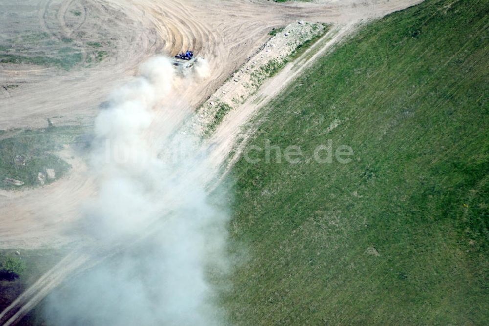 Luftaufnahme Beerfelde - Panzer fahren im Sand