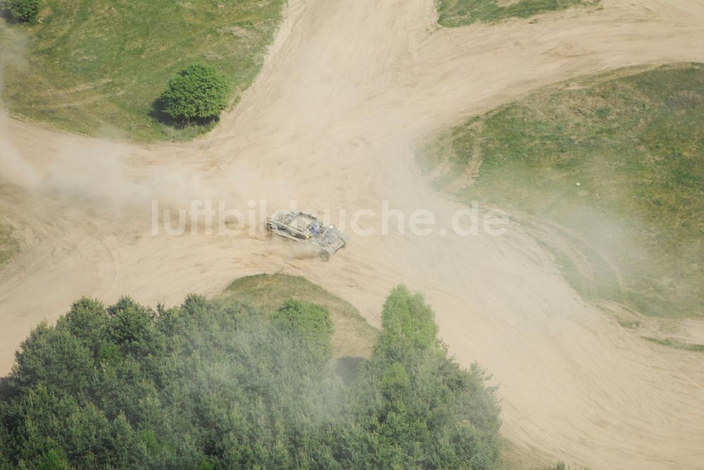 Beerfelde von oben - Panzer fahren im Sand