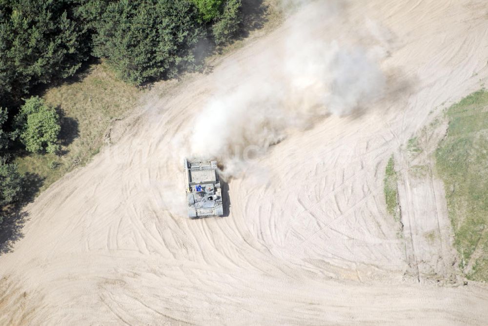 Luftbild Beerfelde - Panzer fahren im Sand