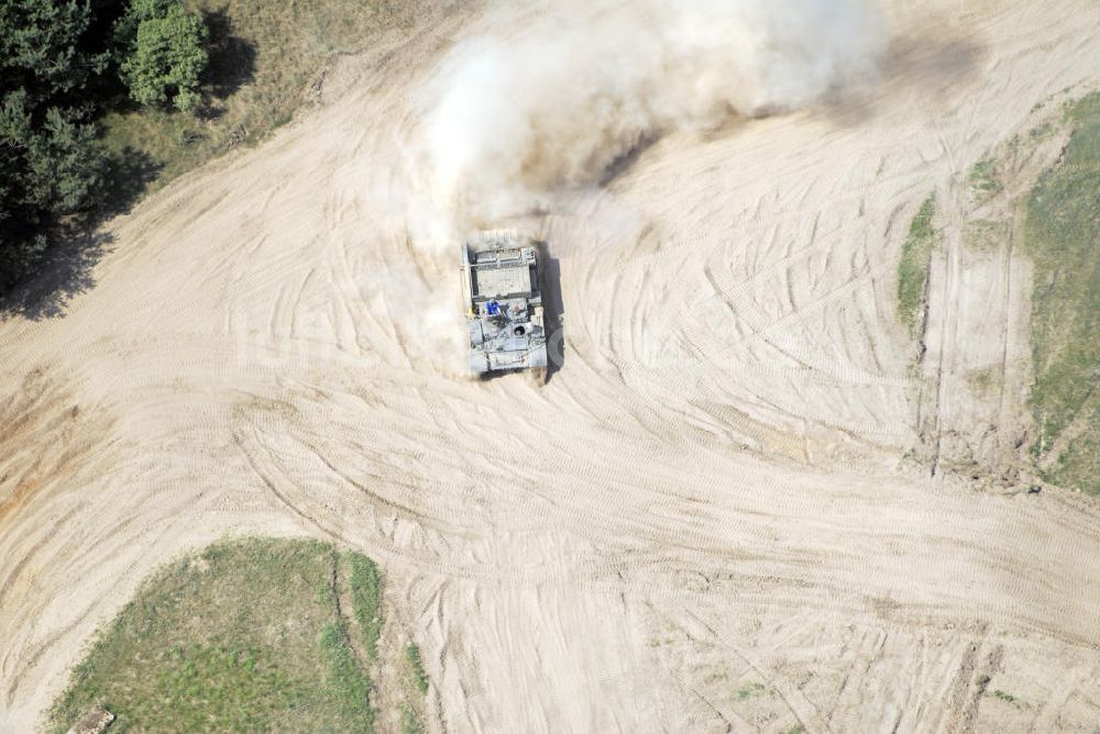 Luftaufnahme Beerfelde - Panzer fahren im Sand