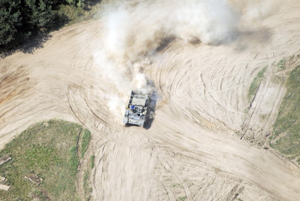 Beerfelde von oben - Panzer fahren im Sand