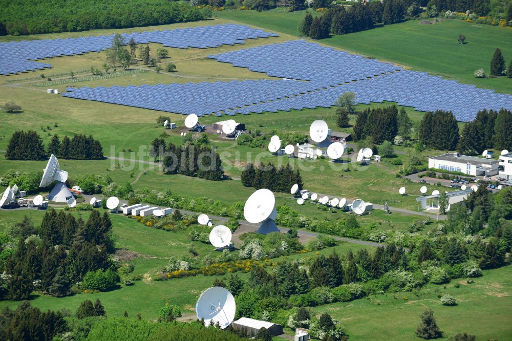 Neu-Anspach aus der Vogelperspektive: Parabolspiegel von Satellitenschüsseln in Neu-Anspach im Bundesland Hessen