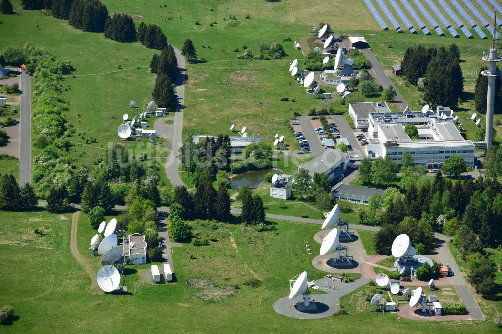 Neu-Anspach aus der Vogelperspektive: Parabolspiegel von Satellitenschüsseln in Neu-Anspach im Bundesland Hessen