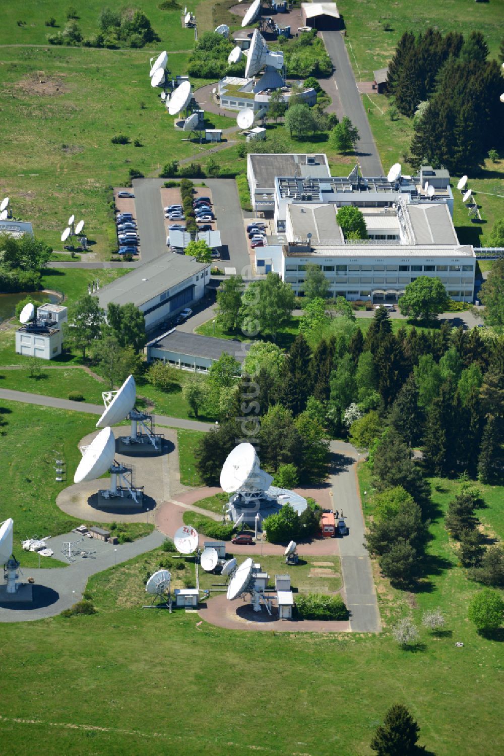 Luftaufnahme Neu-Anspach - Parabolspiegel von Satellitenschüsseln in Neu-Anspach im Bundesland Hessen