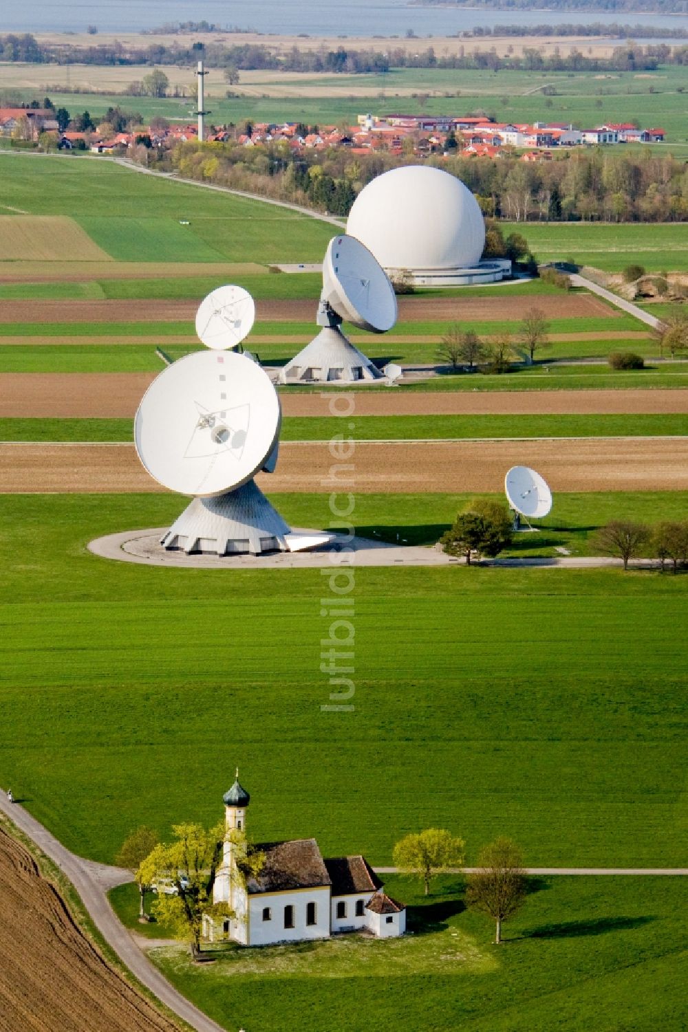 Luftaufnahme Raisting - Parabolspiegel von Satellitenschüsseln in Raisting im Bundesland Bayern