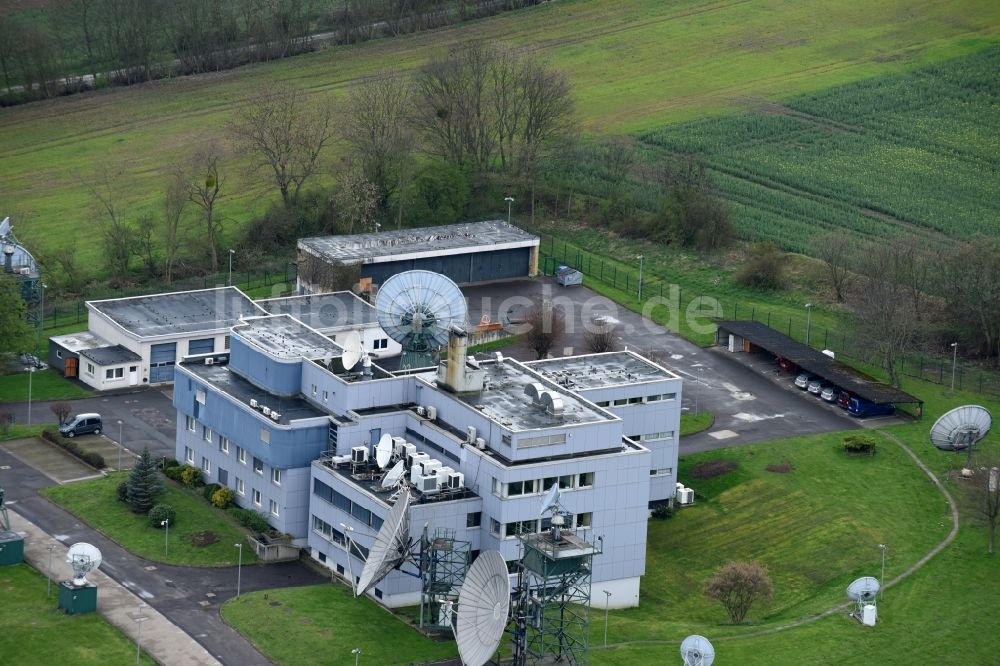 Schöningen von oben - Parabolspiegel von Satellitenschüsseln in Schöningen im Bundesland Niedersachsen