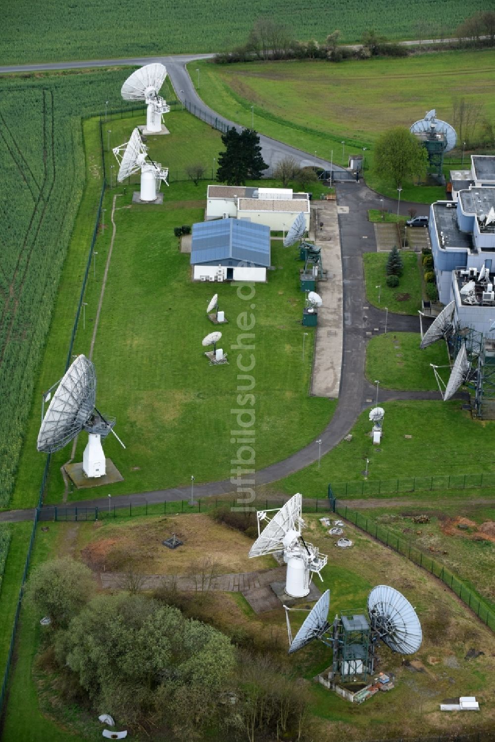 Luftaufnahme Schöningen - Parabolspiegel von Satellitenschüsseln in Schöningen im Bundesland Niedersachsen