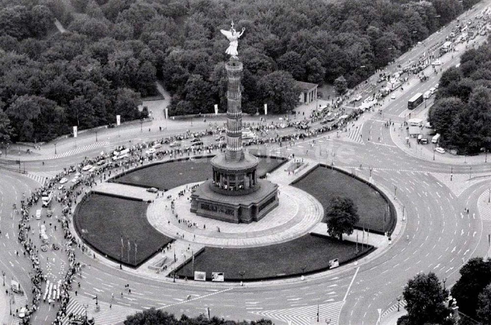 Berlin von oben - Parade am Großen Stern