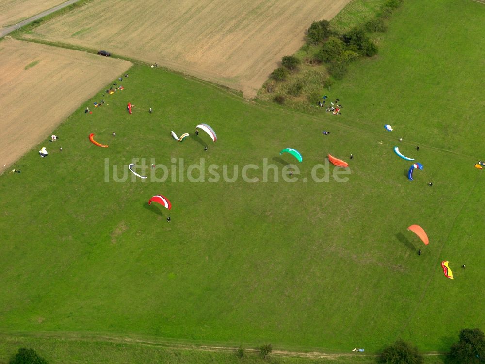 Luftbild Neuwied - Paragleiter über einer Wiese bei Neuwied im Bundesland Rheinland-Pfalz