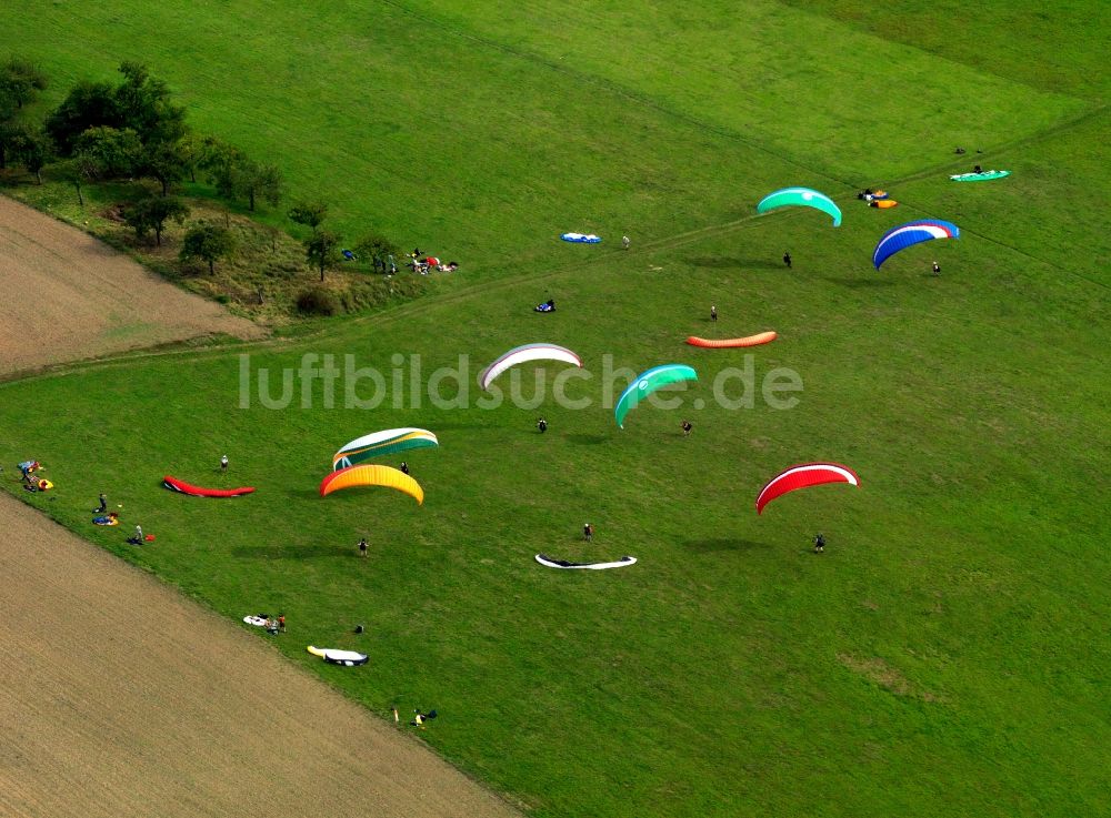 Luftaufnahme Neuwied - Paragleiter über einer Wiese bei Neuwied im Bundesland Rheinland-Pfalz