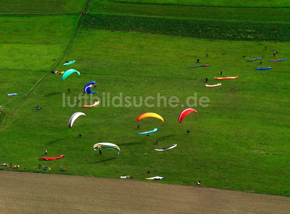 Neuwied von oben - Paragleiter über einer Wiese bei Neuwied im Bundesland Rheinland-Pfalz