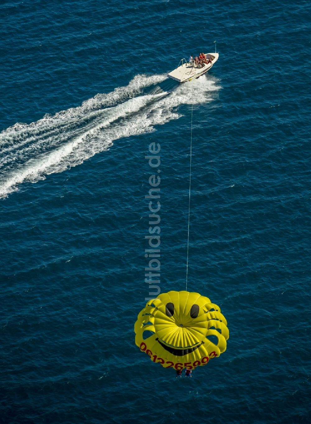 Argelès-sur-Mer aus der Vogelperspektive: Parasailing an der Mittelmeer- Küste in Argelès-sur-Mer in Frankreich