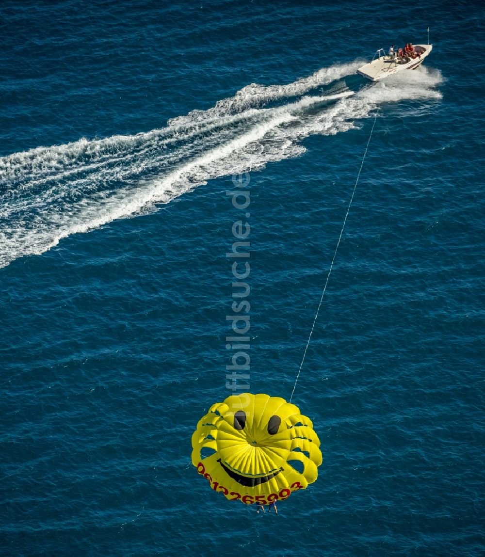 Luftbild Argelès-sur-Mer - Parasailing an der Mittelmeer- Küste in Argelès-sur-Mer in Frankreich