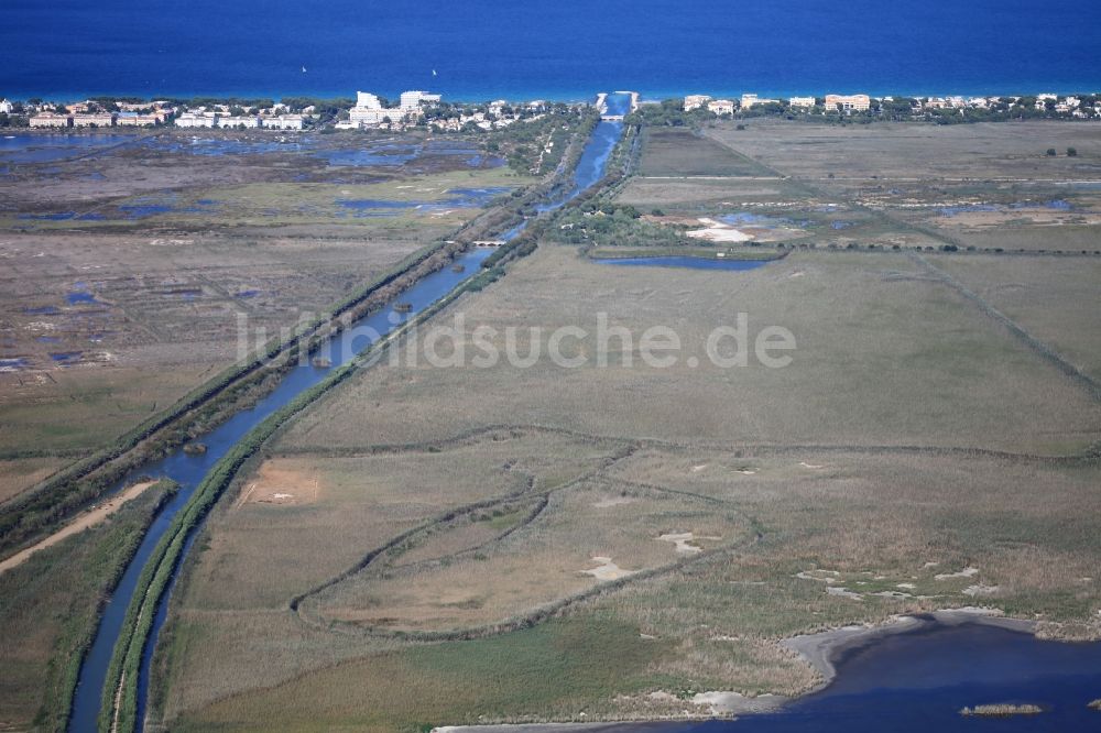 Luftbild Muro - Parc natural de s’Albufera de Mallorca oder Parque natural de la Albufera de Mallorca mit Tümpel und Morast- Wasseroberfläche in einer Teichlandschaft in Muro ist ein Naturschutzgebiet auf der balearischen Mittelmeerinsel Mallorca, Spanien