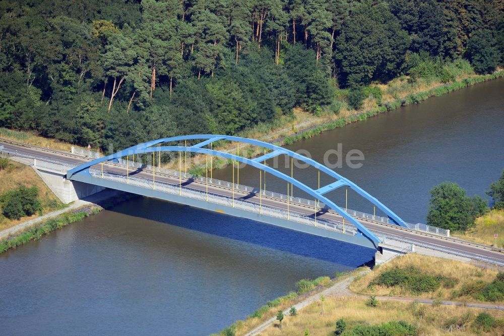 Parchau aus der Vogelperspektive: Parchauer Straßenbrücke über dem Elbe-Havel-Kanal im Bundesland Sachsen-Anhalt