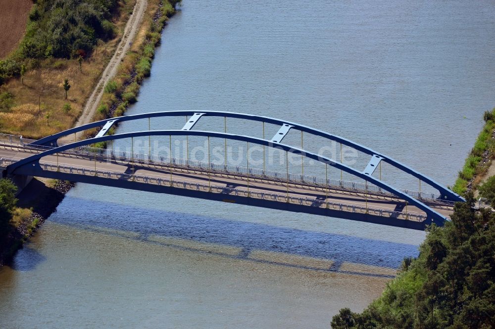 Luftaufnahme Parchau - Parchauer Straßenbrücke über dem Elbe-Havel-Kanal im Bundesland Sachsen-Anhalt