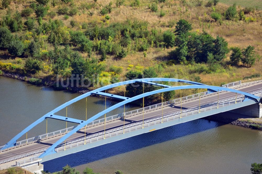 Parchau von oben - Parchauer Straßenbrücke über dem Elbe-Havel-Kanal im Bundesland Sachsen-Anhalt