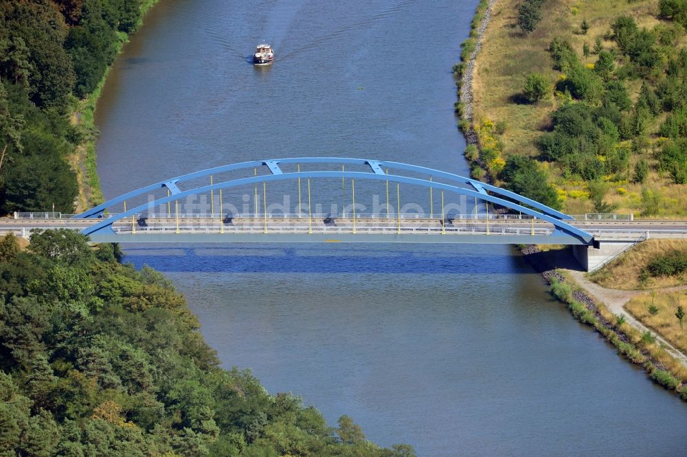 Parchau aus der Vogelperspektive: Parchauer Straßenbrücke über dem Elbe-Havel-Kanal im Bundesland Sachsen-Anhalt