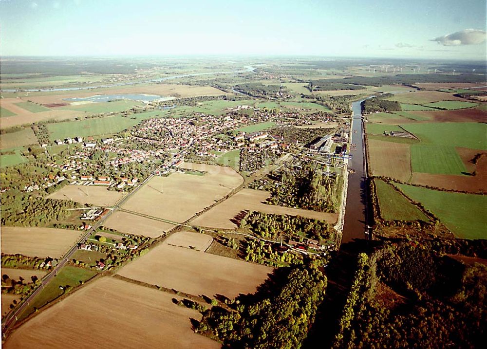 Parey / Sachsen Anhalt aus der Vogelperspektive: 14.10.2003 Parey / Sachsen Anhalt Blick auf die Stadt und den ausgebauten Elbe-Havel-Kanal