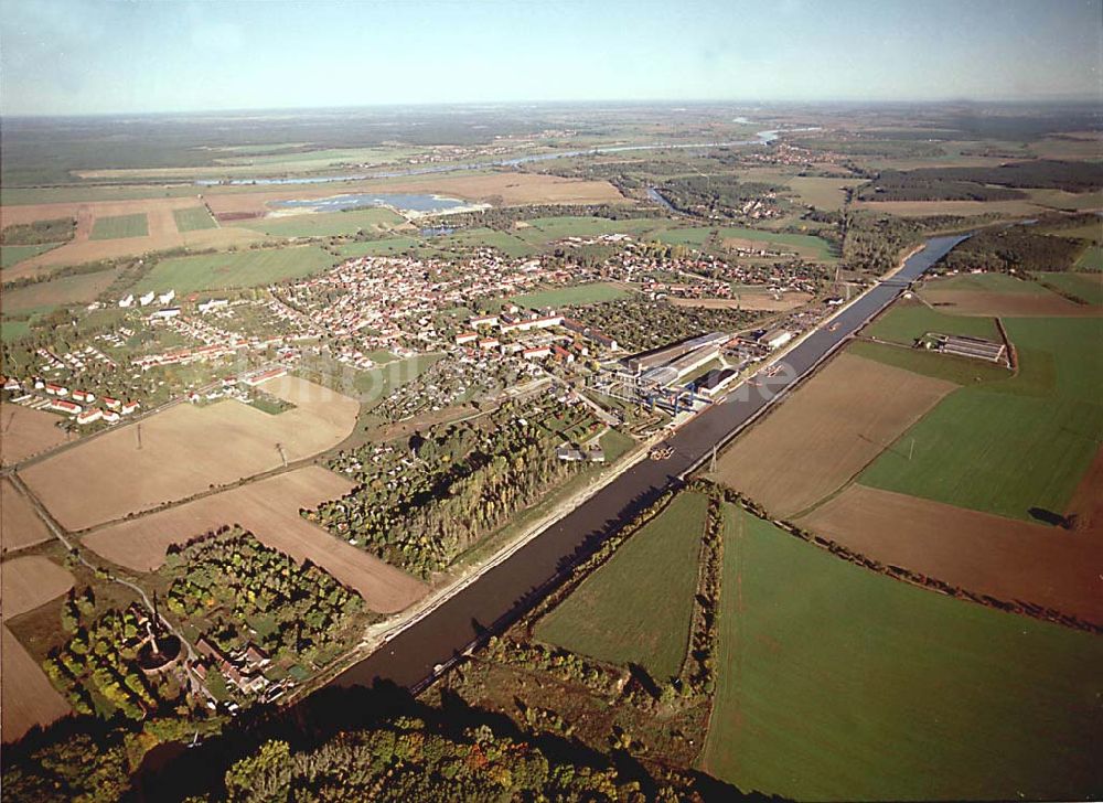 Luftbild Parey / Sachsen Anhalt - 14.10.2003 Parey / Sachsen Anhalt Blick auf die Stadt und den ausgebauten Elbe-Havel-Kanal