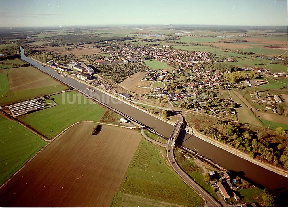 Luftbild Parey / Sachsen Anhalt - 14.10.2003 Parey / Sachsen Anhalt Blick auf die Stadt und den Elbe-Havel-Kanal