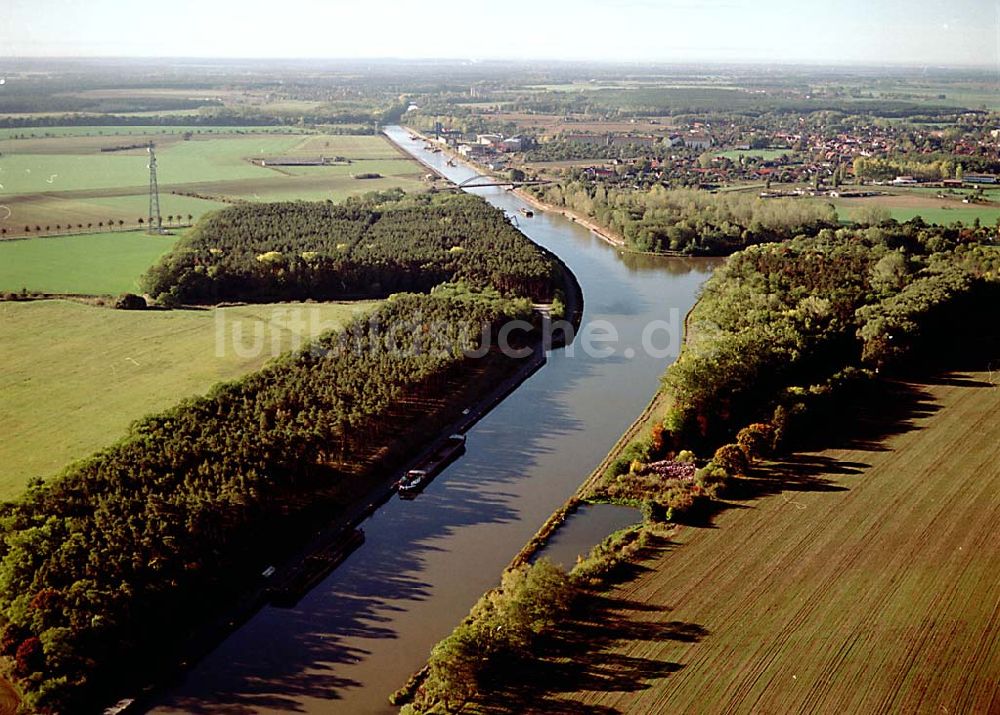 Luftaufnahme Parey / Sachsen Anhalt - 14.10.2003 Parey / Sachsen Anhalt Blick auf die Stadt und den Elbe-Havel-Kanal