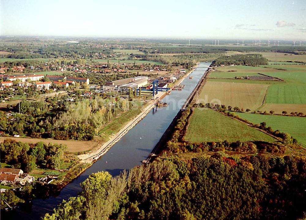 Parey / Sachsen Anhalt aus der Vogelperspektive: 14.10.2003 Parey / Sachsen Anhalt Blick auf die Stadt und den Elbe-Havel-Kanal