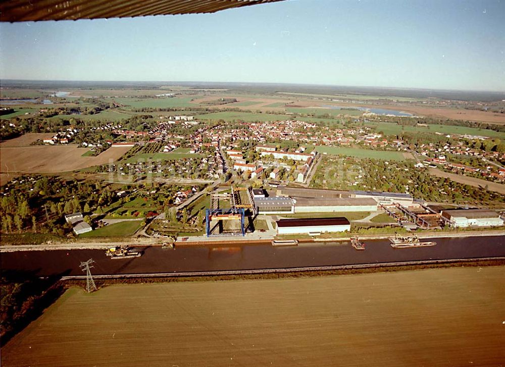 Luftbild Parey / Sachsen Anhalt - 14.10.2003 Parey / Sachsen Anhalt Blick auf die Stadt und den Elbe-Havel-Kanal