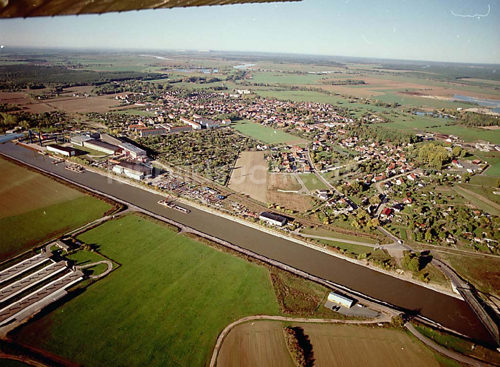 Luftaufnahme Parey / Sachsen Anhalt - 14.10.2003 Parey / Sachsen Anhalt Blick auf die Stadt und den Elbe-Havel-Kanal