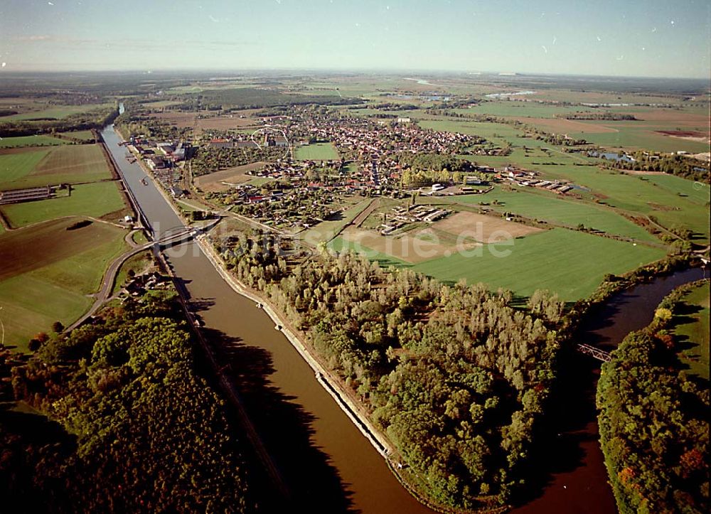 Luftbild Parey / Sachsen Anhalt - 14.10.2003 Parey / Sachsen Anhalt Blick auf die Stadt und den Elbe-Havel-Kanal