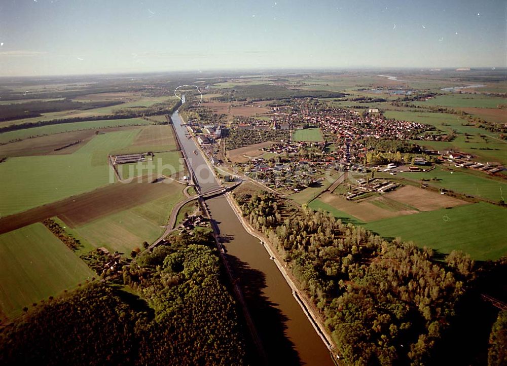 Luftaufnahme Parey / Sachsen Anhalt - 14.10.2003 Parey / Sachsen Anhalt Blick auf die Stadt und den Elbe-Havel-Kanal