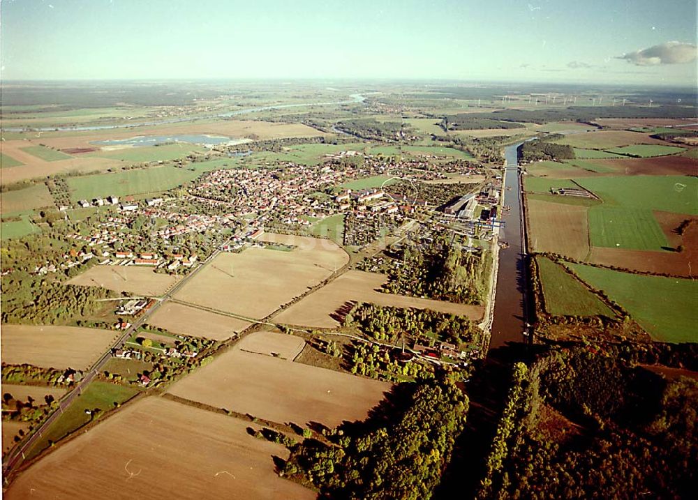 Parey / Sachsen Anhalt von oben - 14.10.2003 Parey / Sachsen Anhalt Blick auf die Stadt und den Elbe-Havel-Kanal