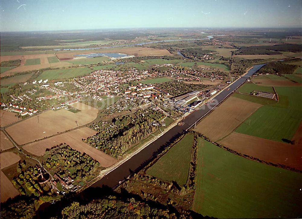 Parey / Sachsen Anhalt aus der Vogelperspektive: 14.10.2003 Parey / Sachsen Anhalt Blick auf die Stadt und den Elbe-Havel-Kanal