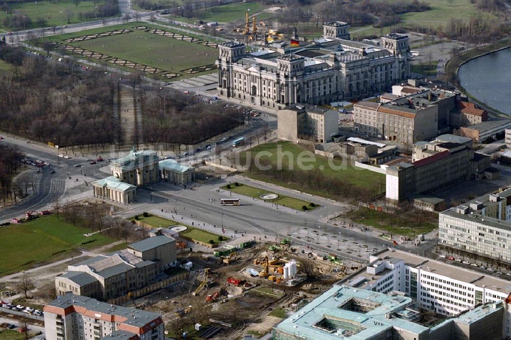 Berlin - Tiergarten aus der Vogelperspektive: Pariser Platz mit Brandenburger Tor und Reichstag