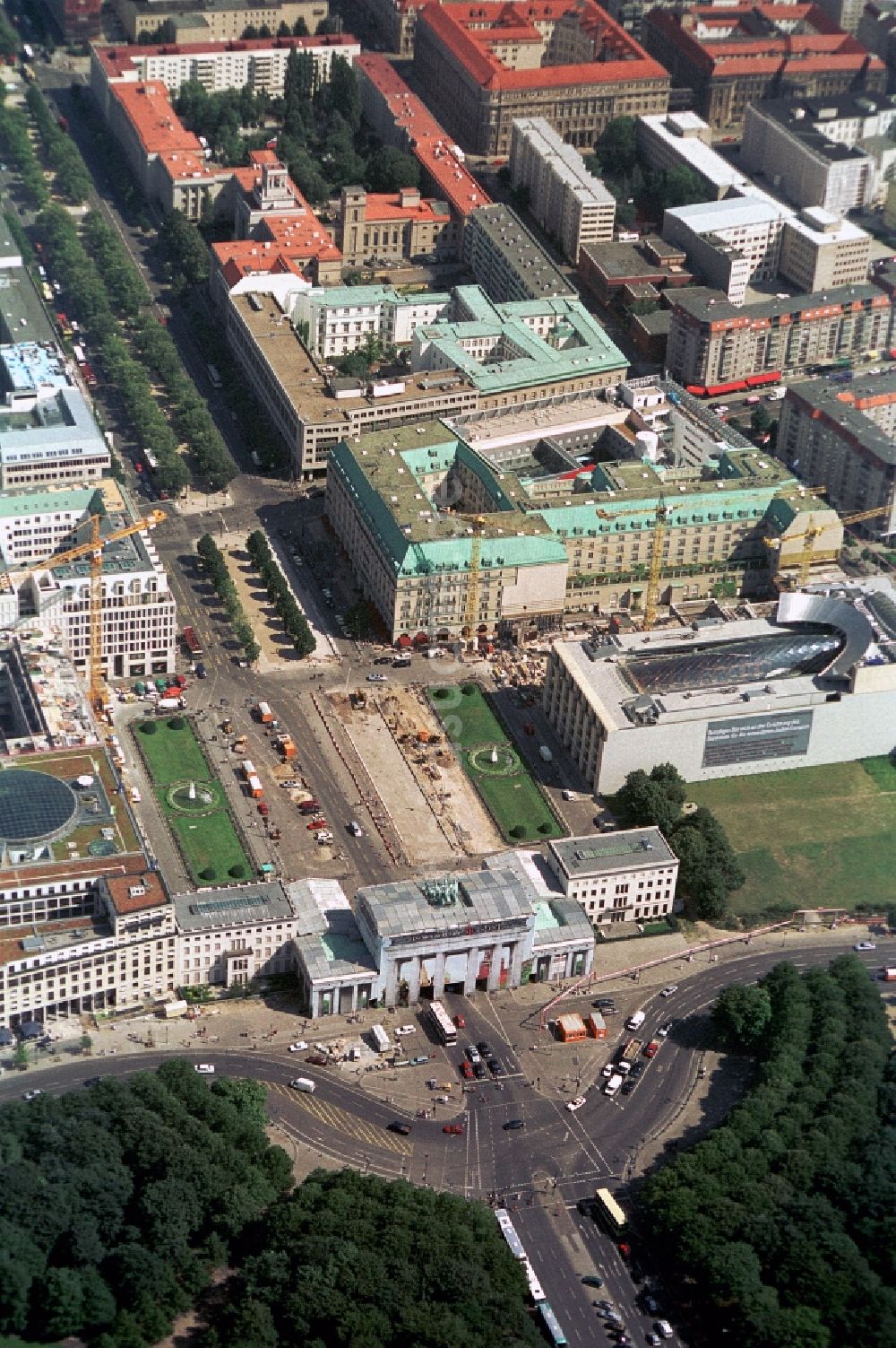 Berlin von oben - Pariser Platz mit Hotel Adlon, DZ-Bank-Gebäude und dem verhüllten Brandenburger Tor in Berlin-Mitte