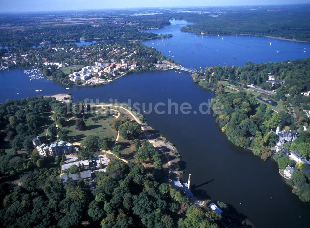 Luftaufnahme Potsdam - Park Babelsberg, Glienicker Brücke in Potsdam und Berlin