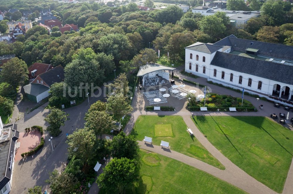 Norderney von oben - Park mit Bühne am Conservationshaus in Norderney im Bundesland Niedersachsen