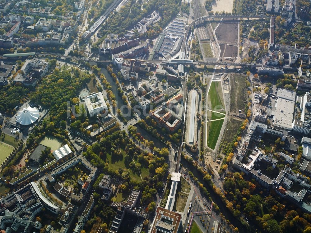 Luftbild Berlin - Park am Gleisdreieck und Landwehrkanal in Kreuzberg und Schöneberg in Berlin