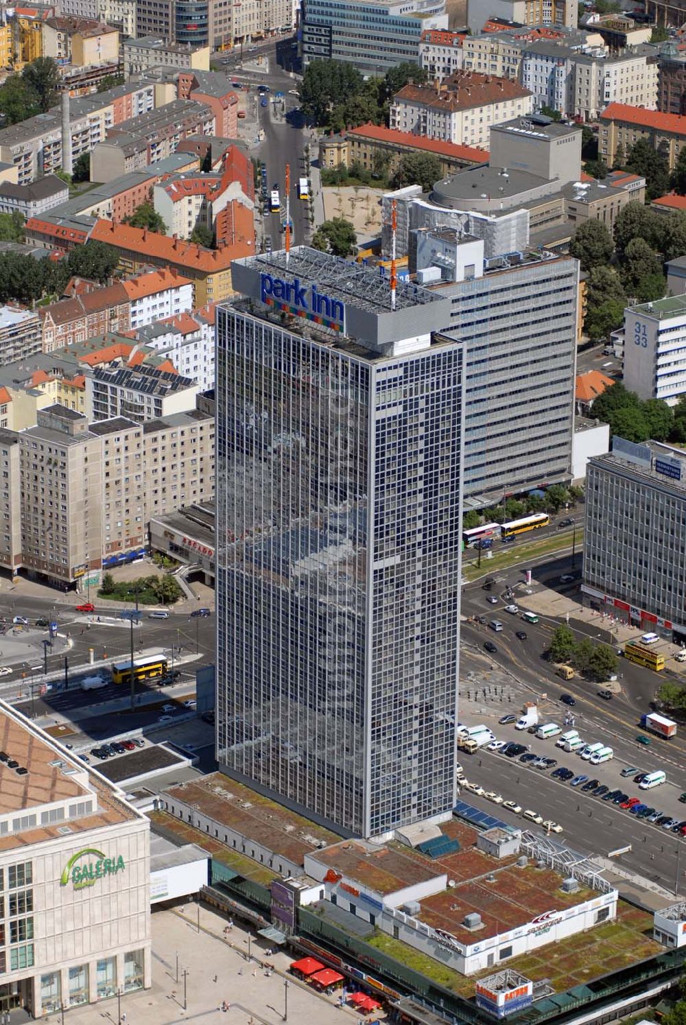 Luftaufnahme Berlin - PARK INN Hotelhochhaus am Alexanderplatz