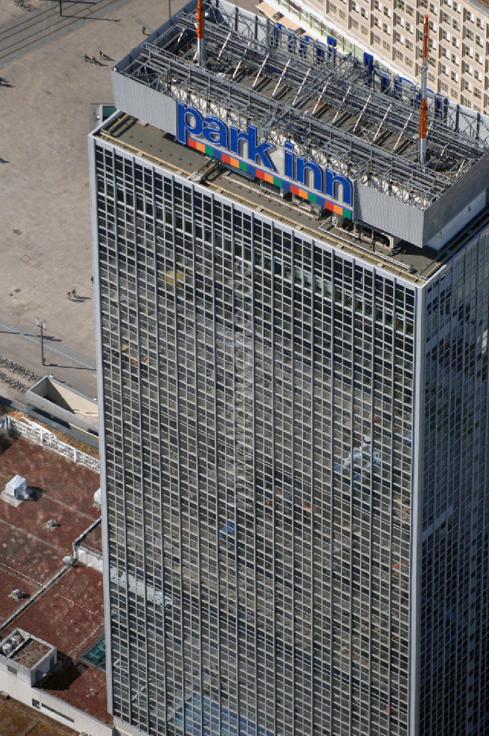 Berlin von oben - PARK INN Hotelhochhaus am Alexanderplatz in Berlin