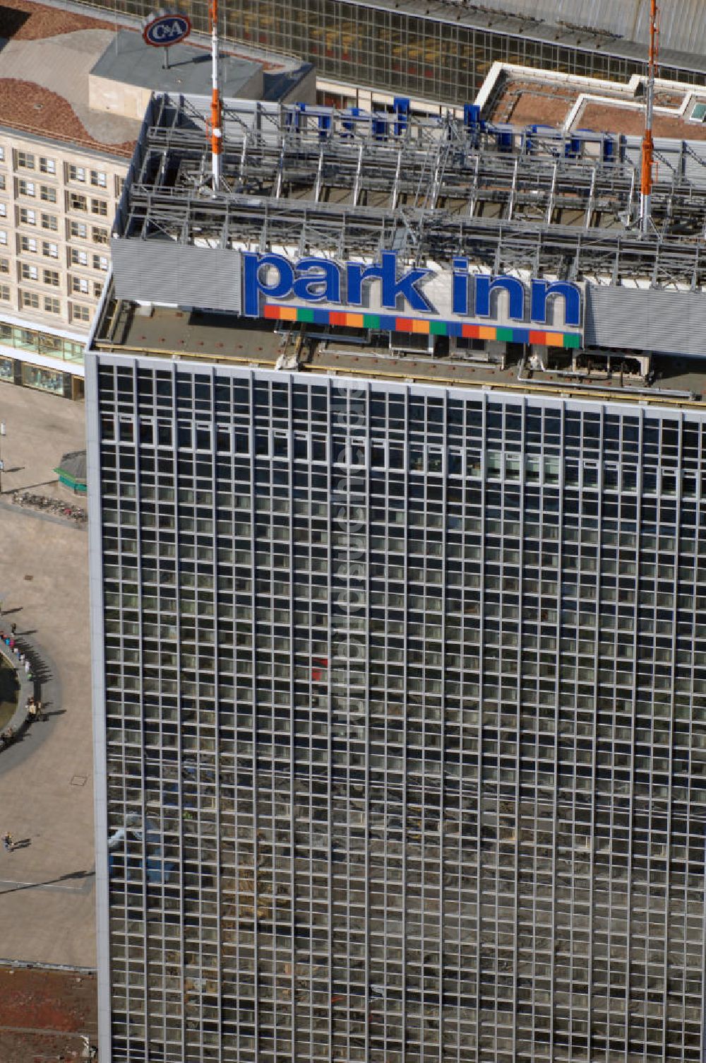 Berlin von oben - PARK INN Hotelhochhaus am Alexanderplatz in Berlin