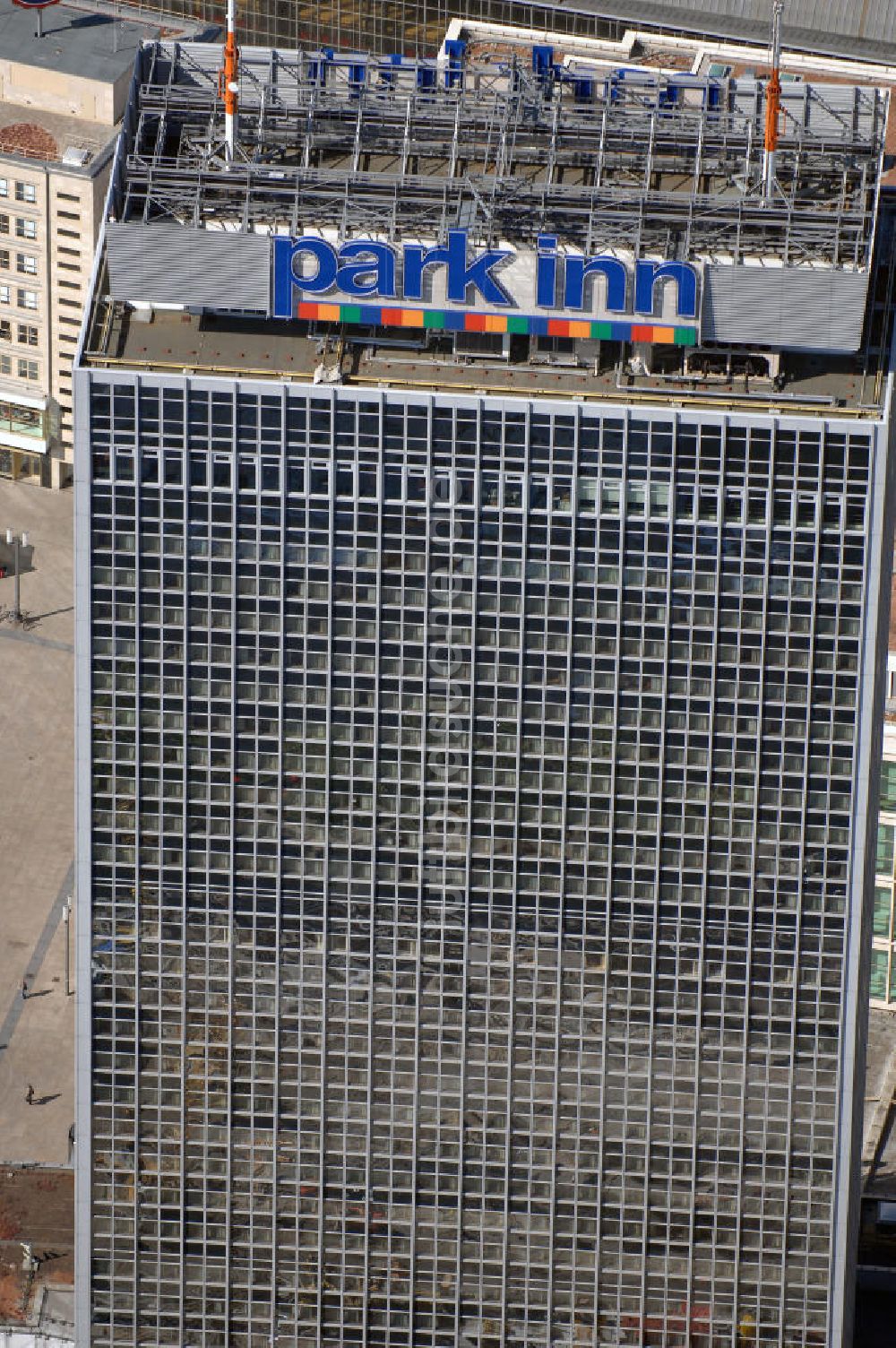 Berlin aus der Vogelperspektive: PARK INN Hotelhochhaus am Alexanderplatz in Berlin